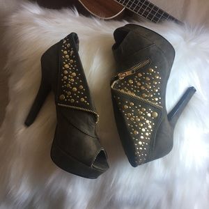 ✨Green olive zipper heels with gold dots✨